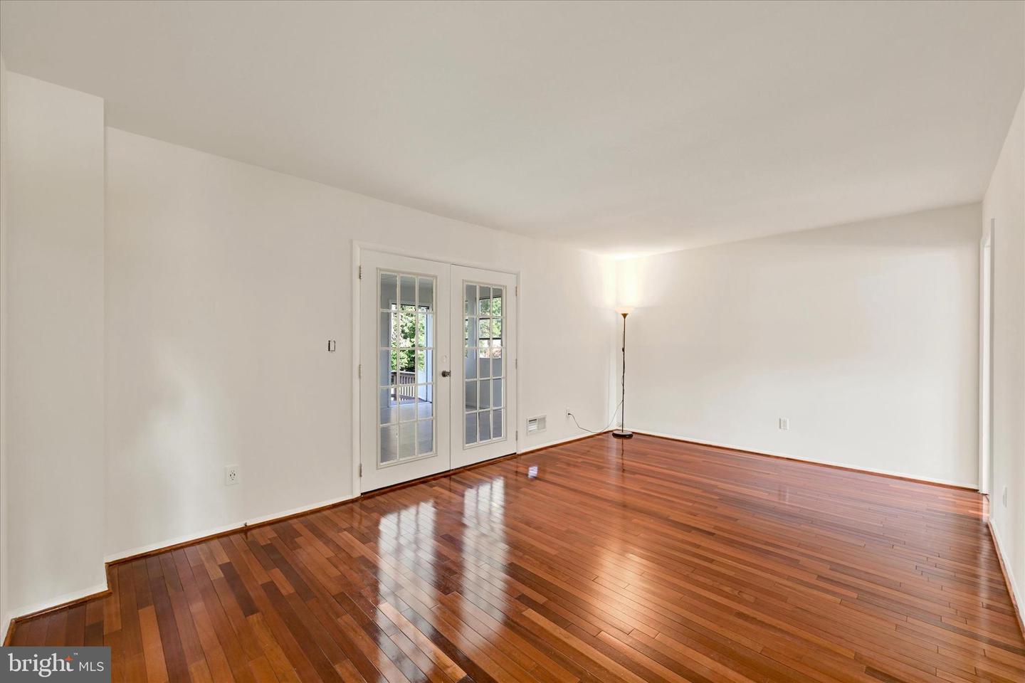 127 W Chestnut Hill Ln
