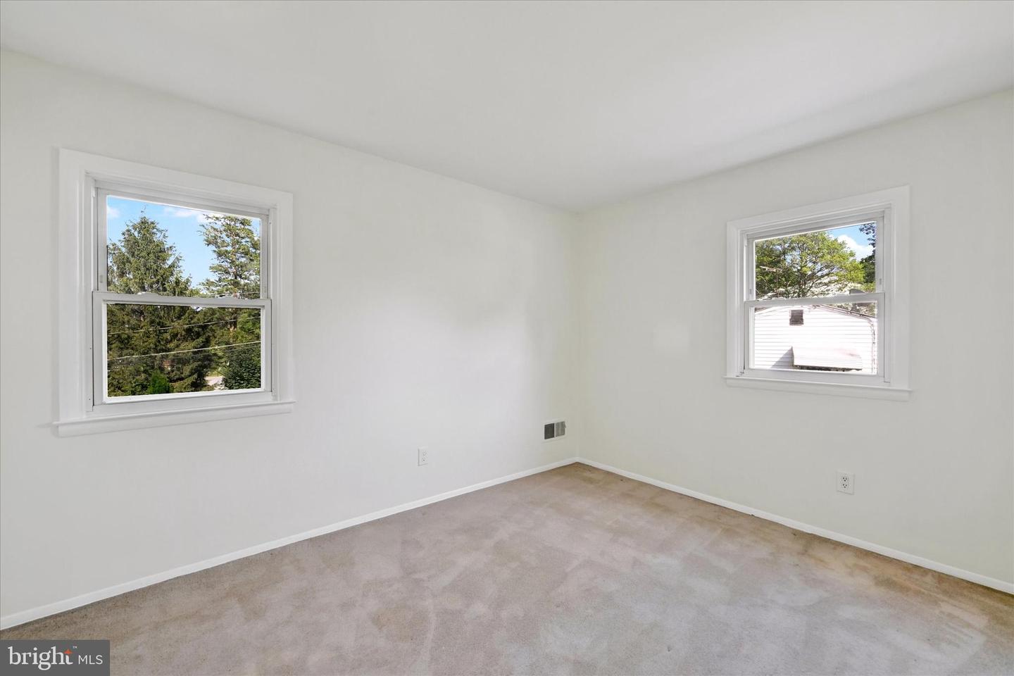 127 W Chestnut Hill Ln
