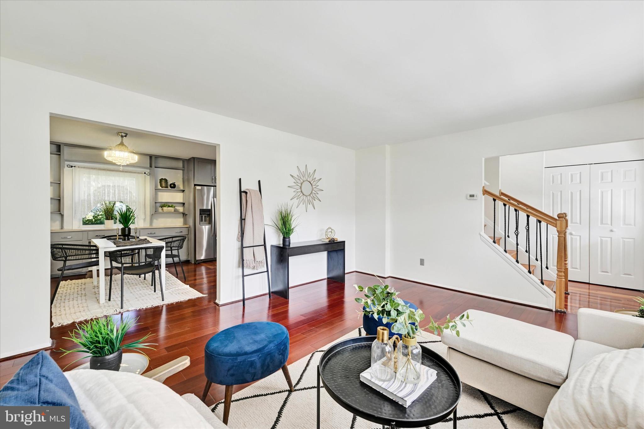 127 W Chestnut Hill Ln