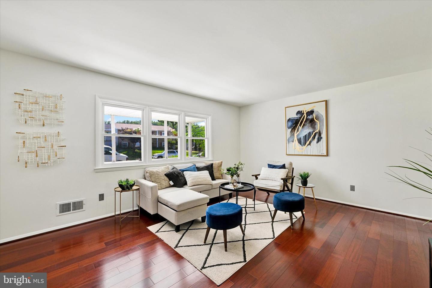 127 W Chestnut Hill Ln