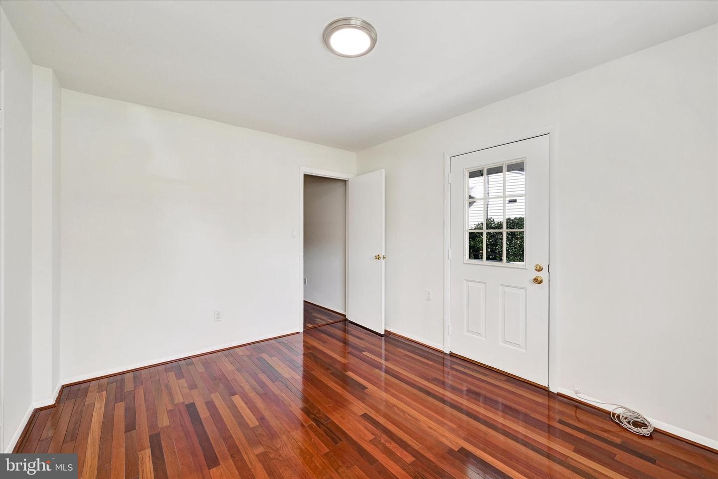 127 W Chestnut Hill Ln