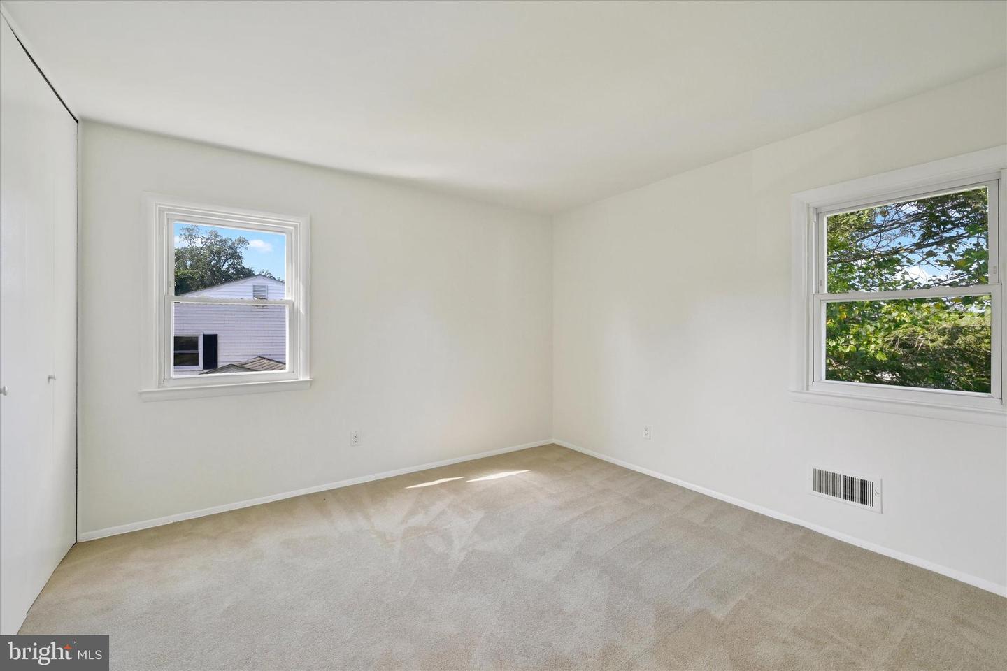 127 W Chestnut Hill Ln