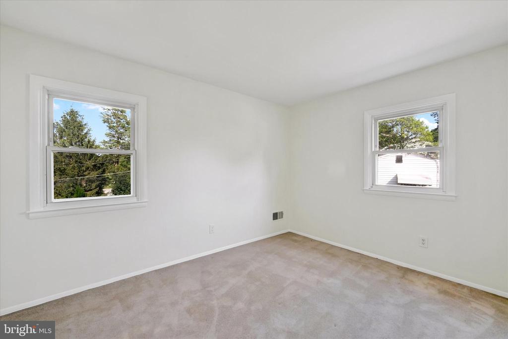 127 W Chestnut Hill Ln