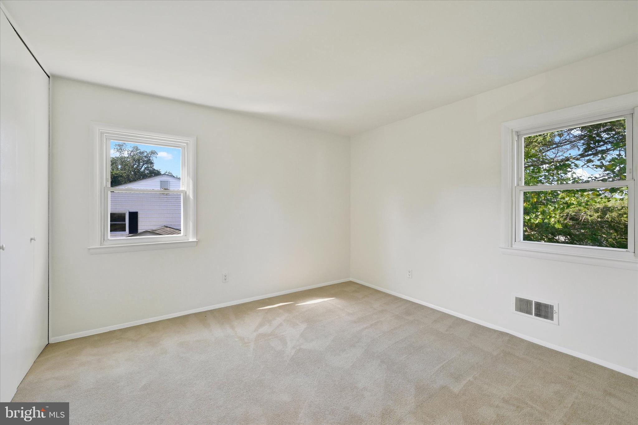 127 W Chestnut Hill Ln