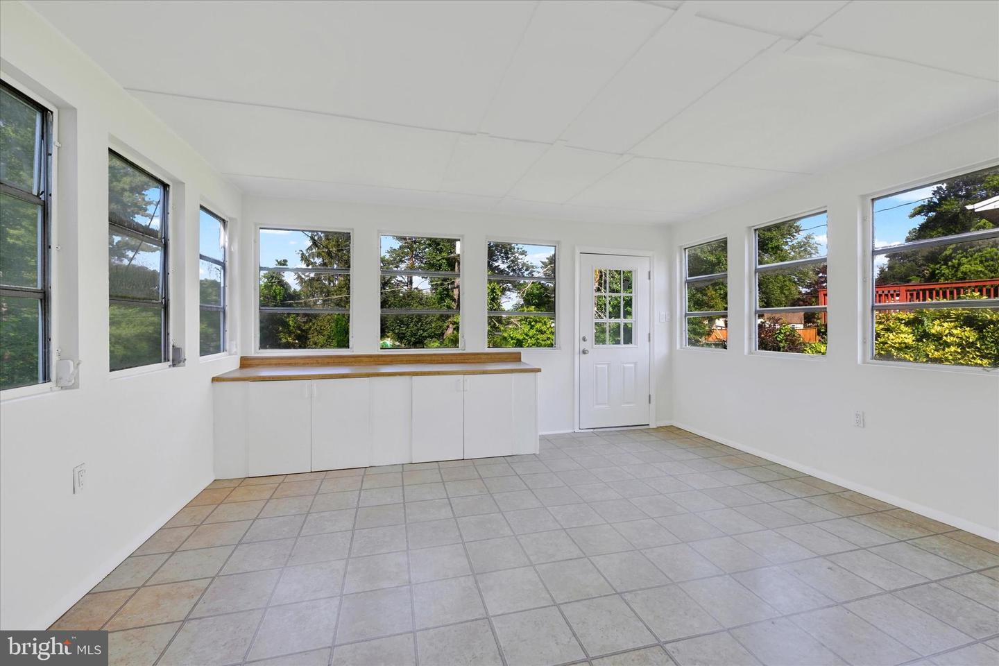 127 W Chestnut Hill Ln