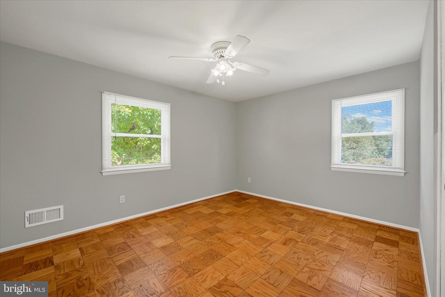 125 W Chestnut Hill Ln