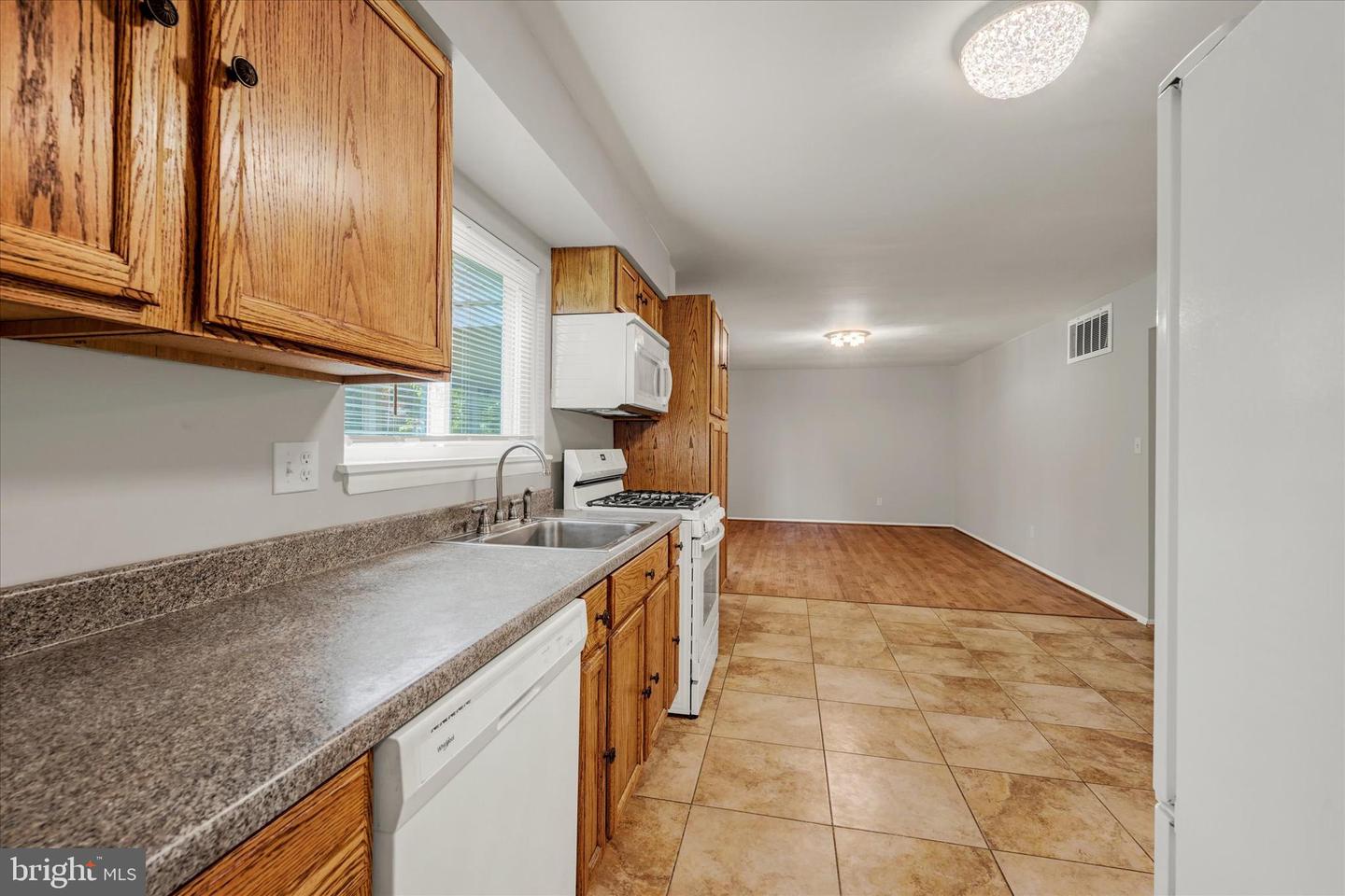 125 W Chestnut Hill Ln