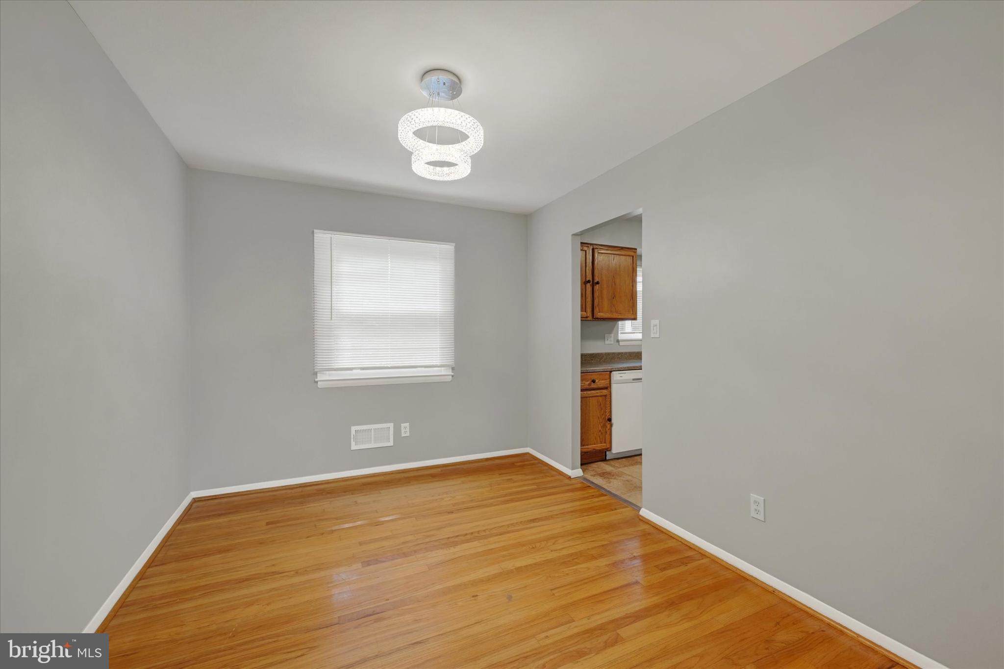 125 W Chestnut Hill Ln
