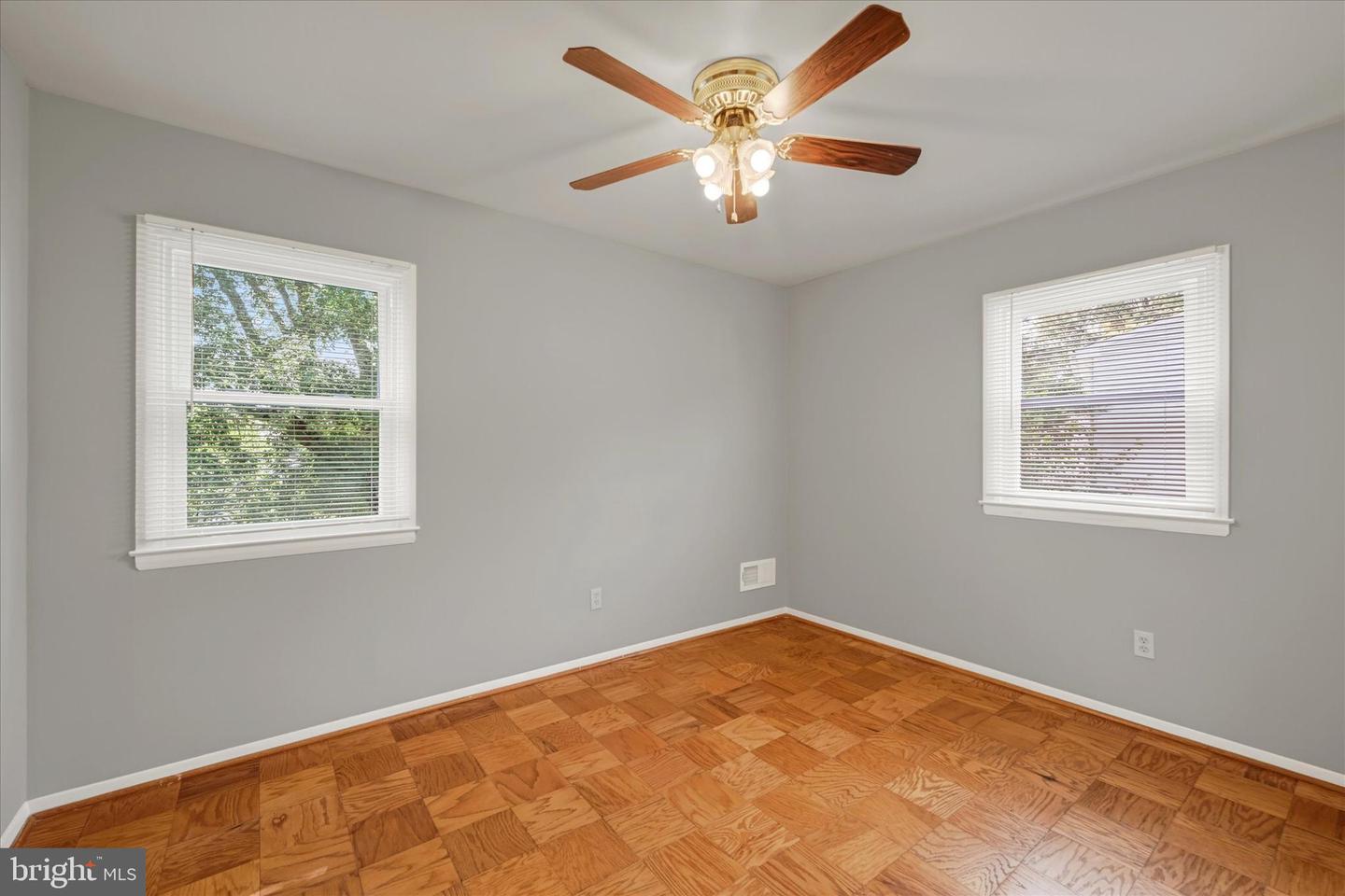 125 W Chestnut Hill Ln