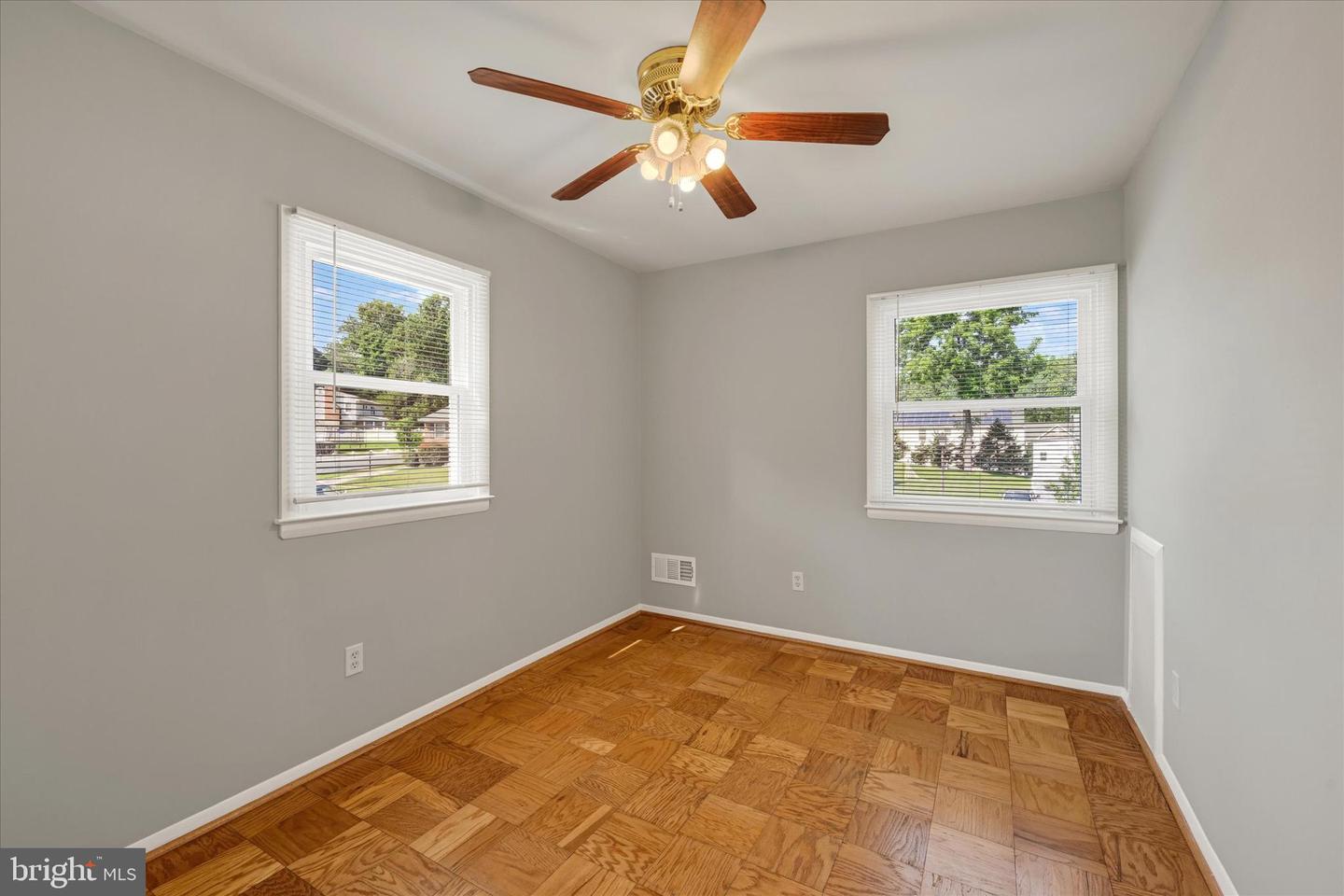 125 W Chestnut Hill Ln
