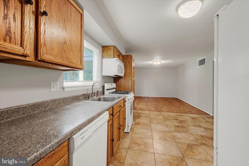 125 W Chestnut Hill Ln