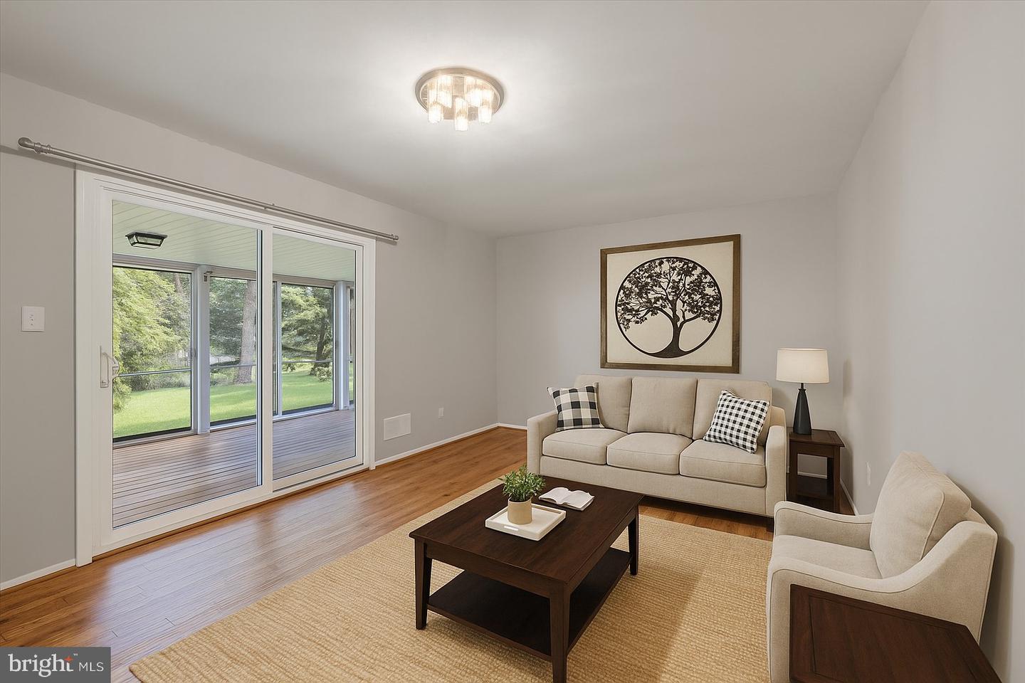 125 W Chestnut Hill Ln