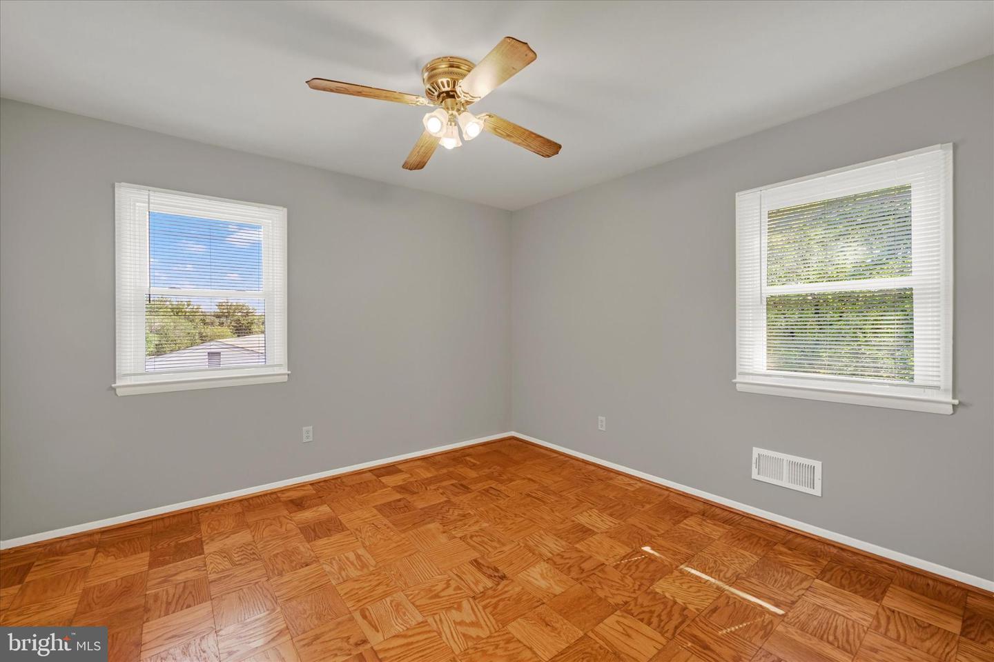 125 W Chestnut Hill Ln