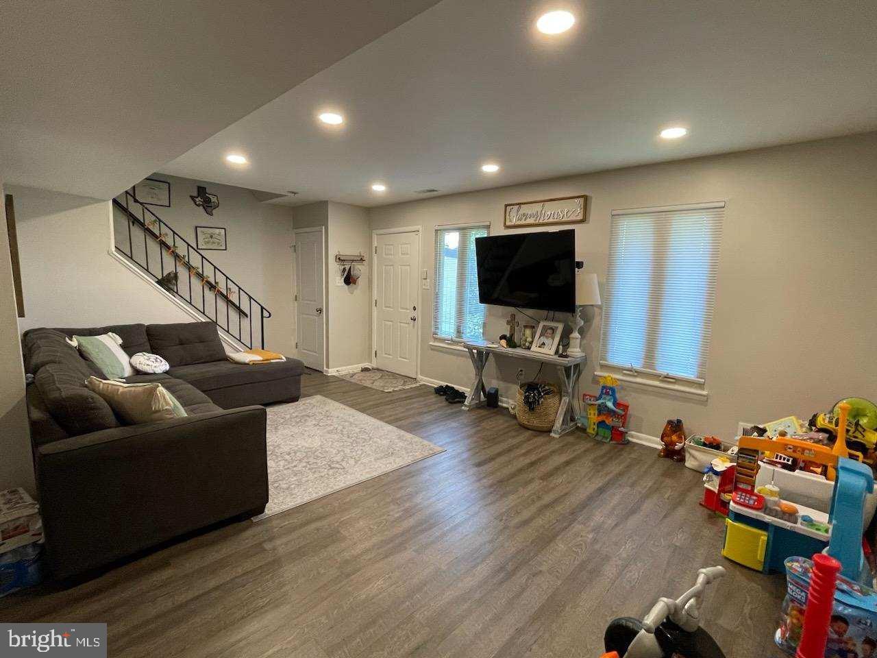 42 KING HENRY CIRCLE 42