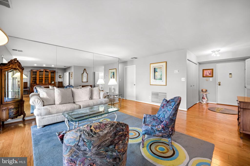 4 CANDLEMAKER COURT 306