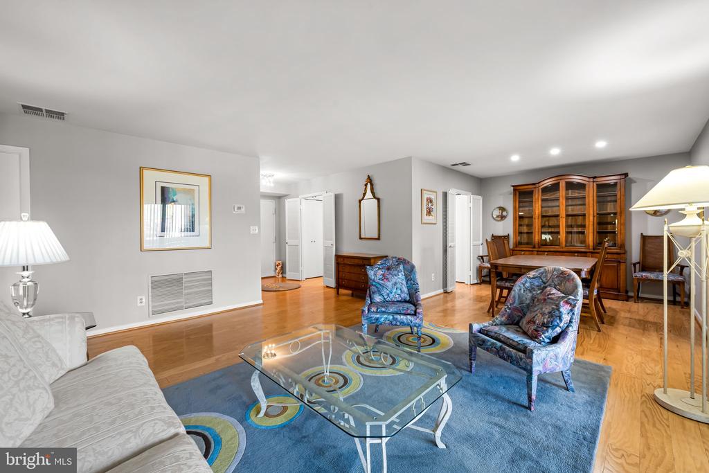 4 CANDLEMAKER COURT 306