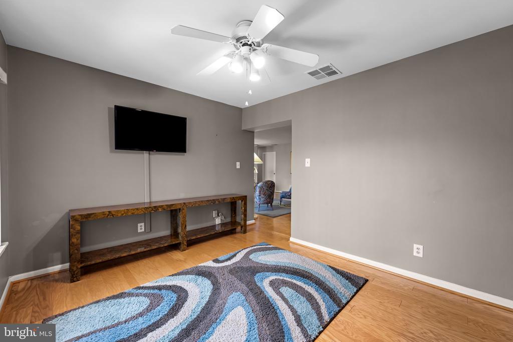 4 CANDLEMAKER COURT 306
