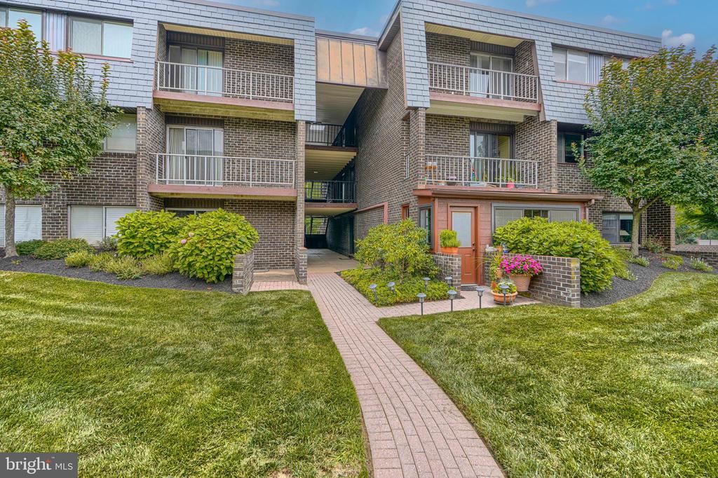 37 STONEHENGE CIRCLE Unit: 10