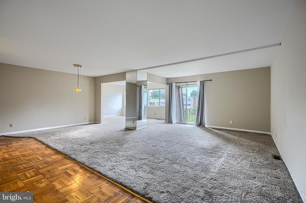 37 STONEHENGE CIRCLE Unit: 10