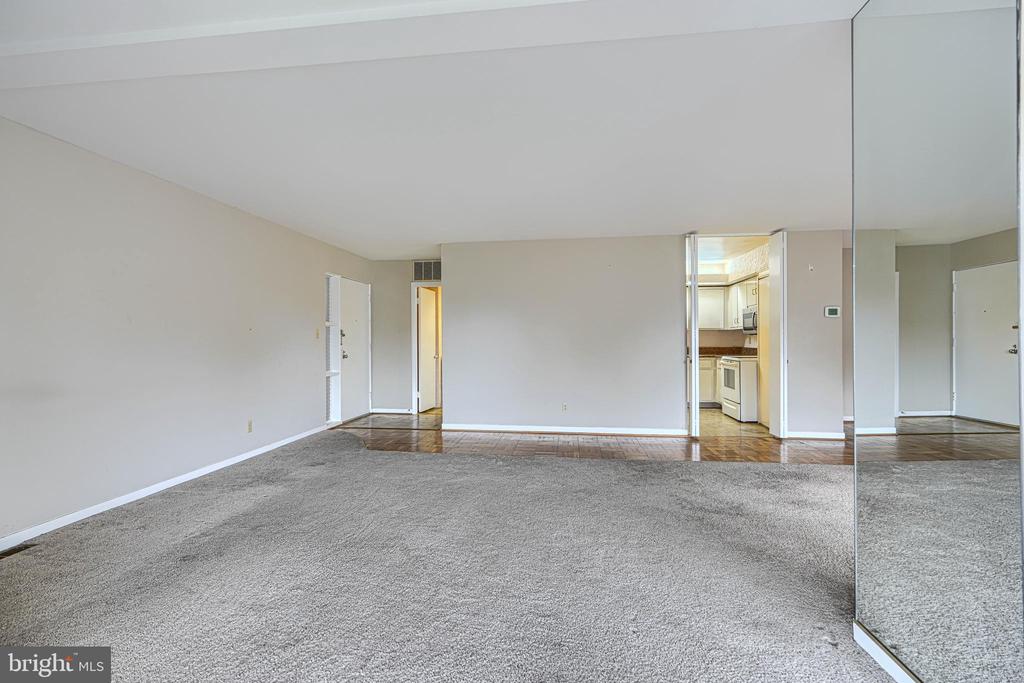 37 STONEHENGE CIRCLE Unit: 10