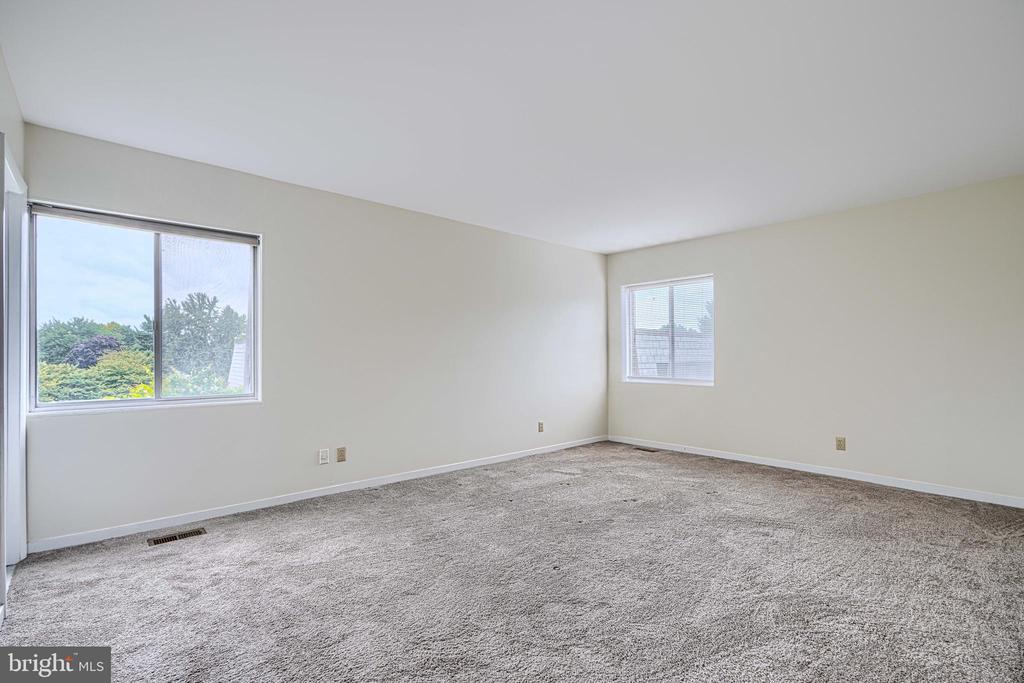 37 STONEHENGE CIRCLE Unit: 10