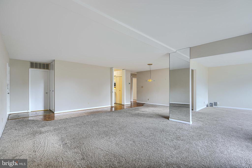 37 STONEHENGE CIRCLE Unit: 10