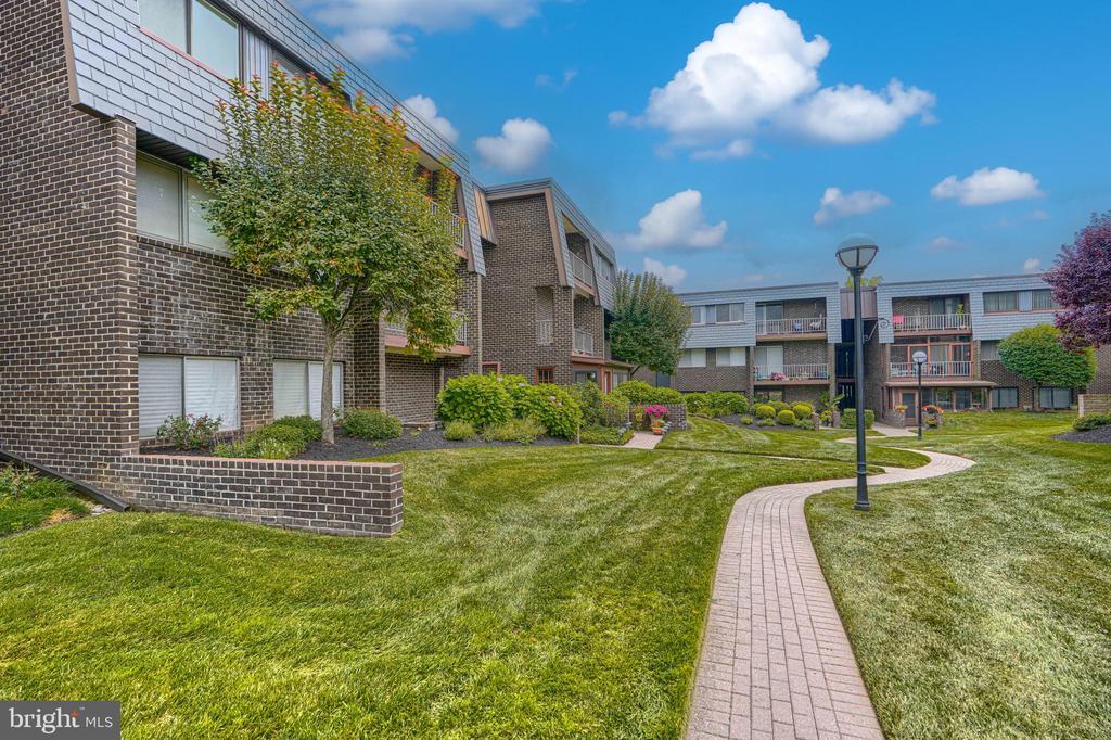37 STONEHENGE CIRCLE Unit: 10