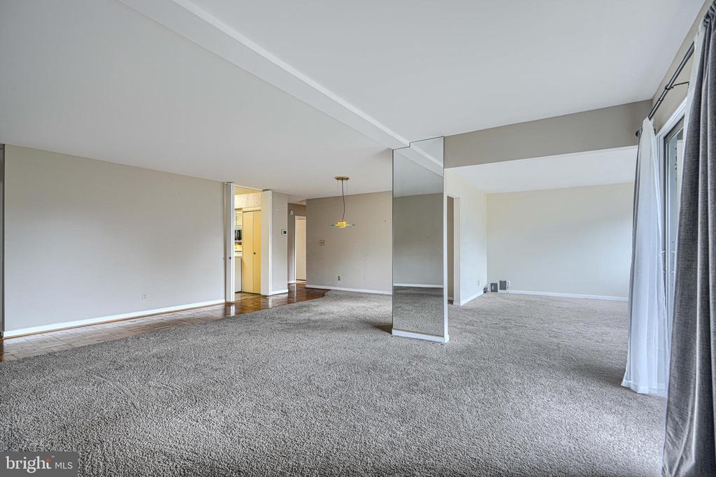 37 STONEHENGE CIRCLE Unit: 10