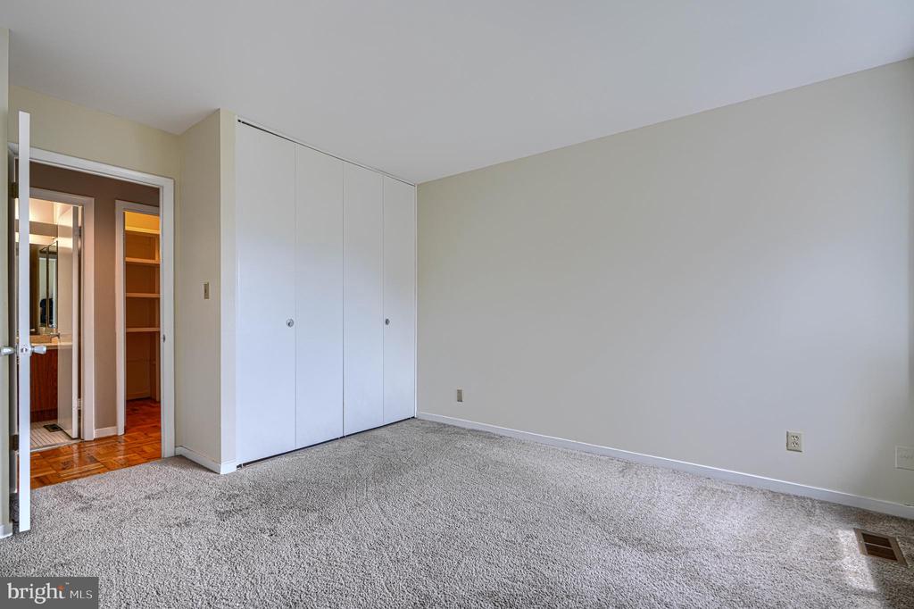 37 STONEHENGE CIRCLE Unit: 10
