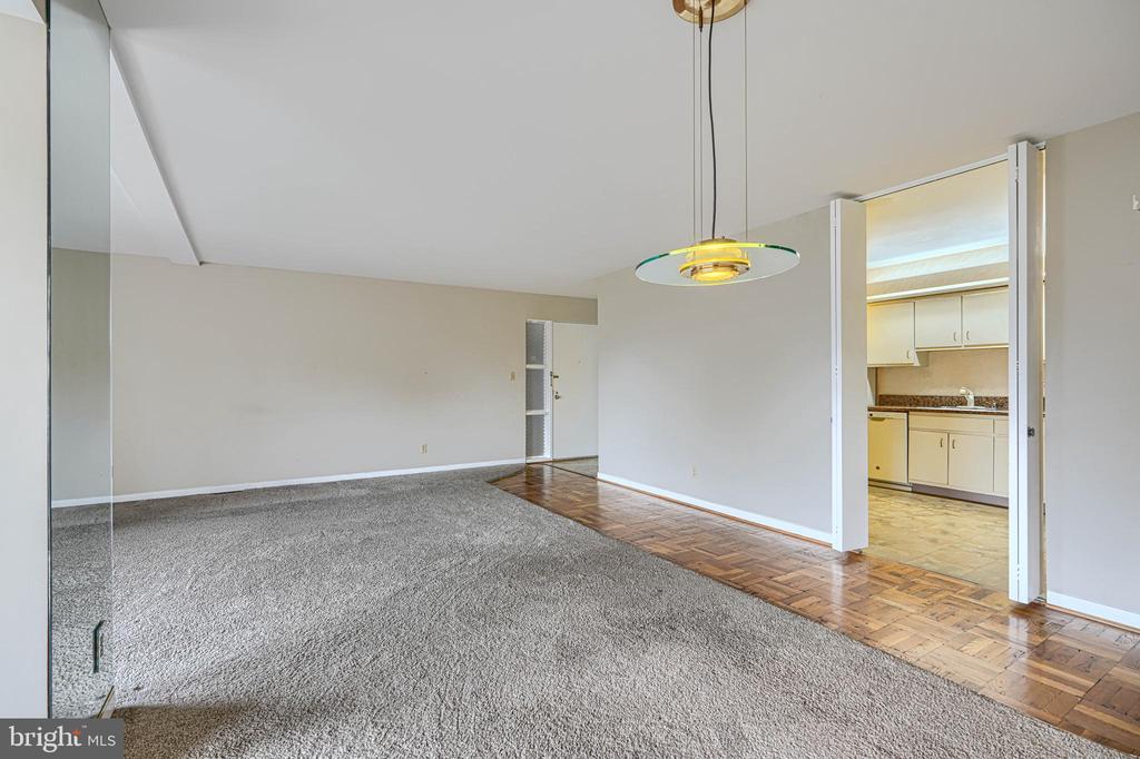 37 STONEHENGE CIRCLE Unit: 10