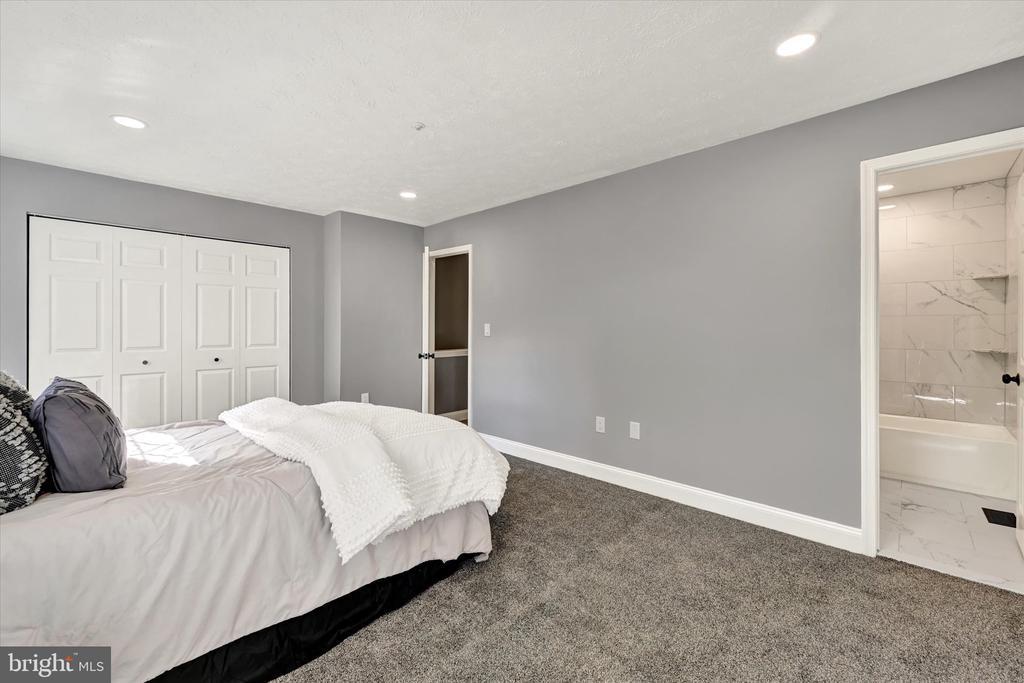 711 MEDINAH CIRCLE
