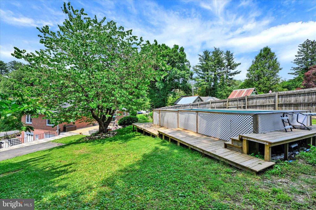 301 Locust Ln