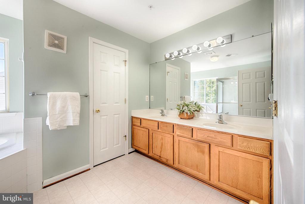 140 MOHEGAN DRIVE H