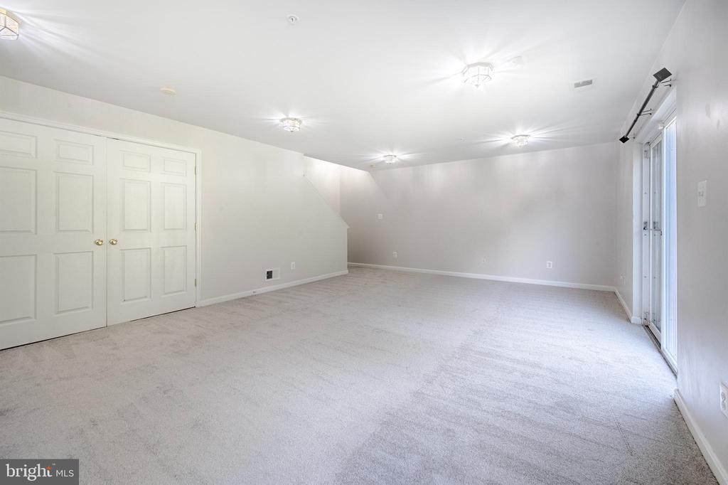 140 MOHEGAN DRIVE H