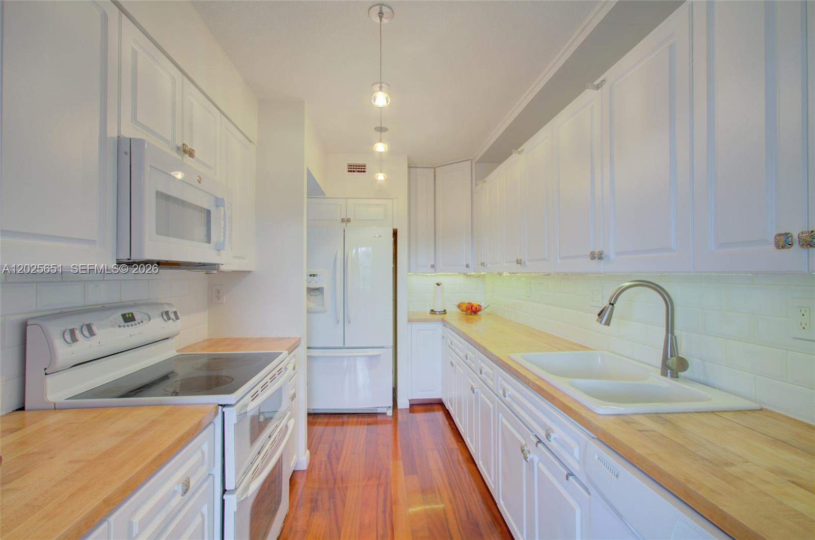 181 Crandon Blvd # 405