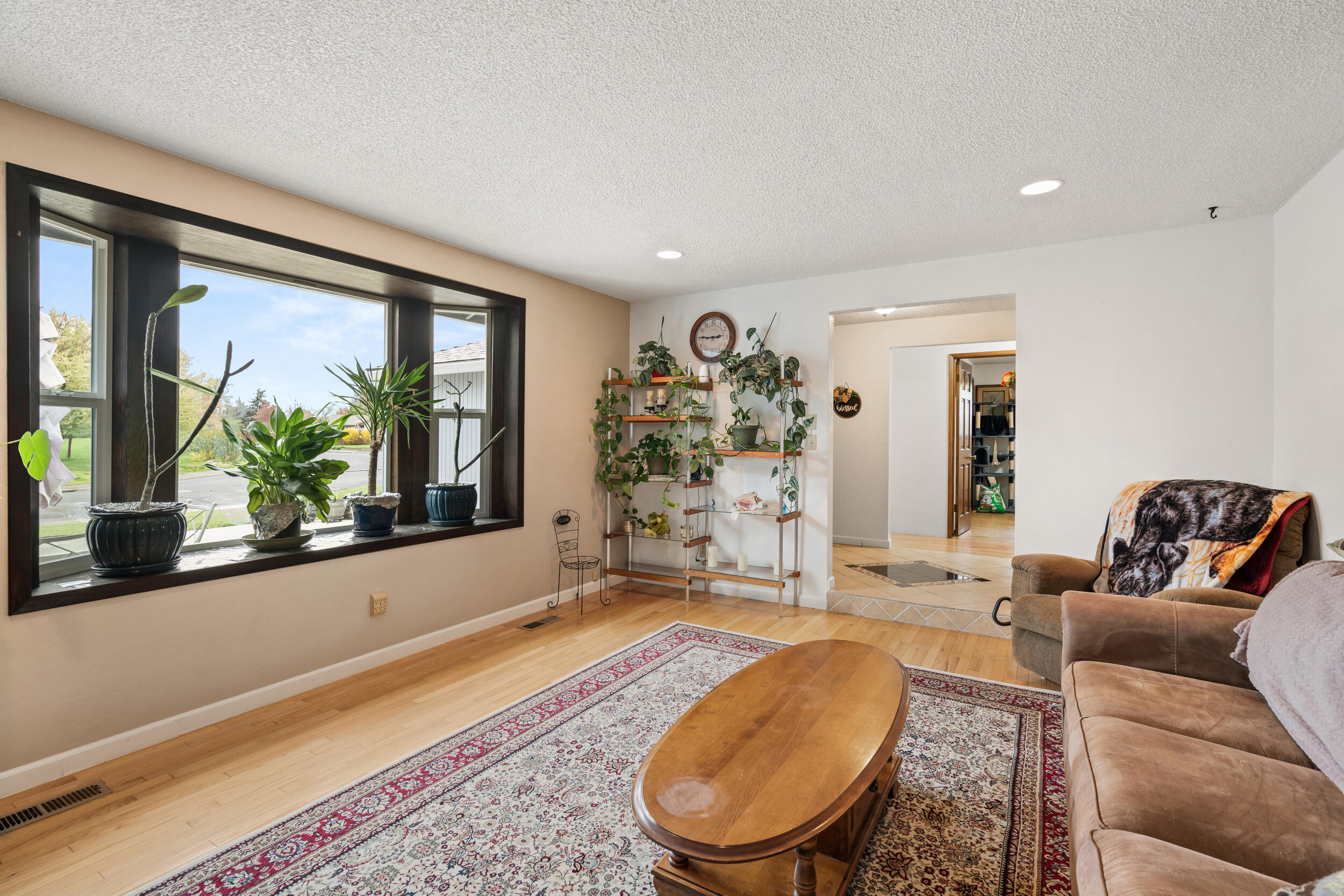 5045 Crestwood Avenue