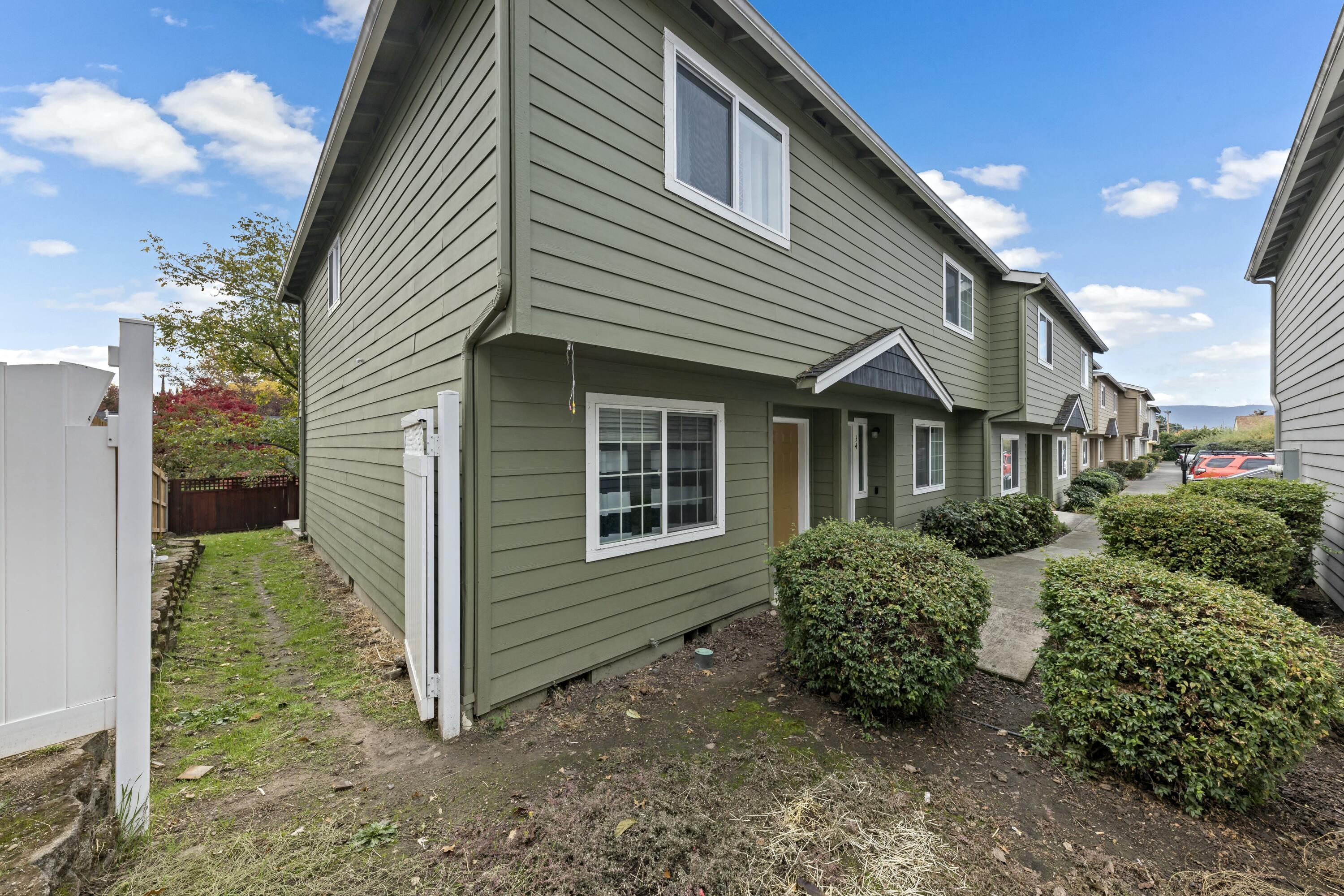 2030 Brookhurst Street, 33