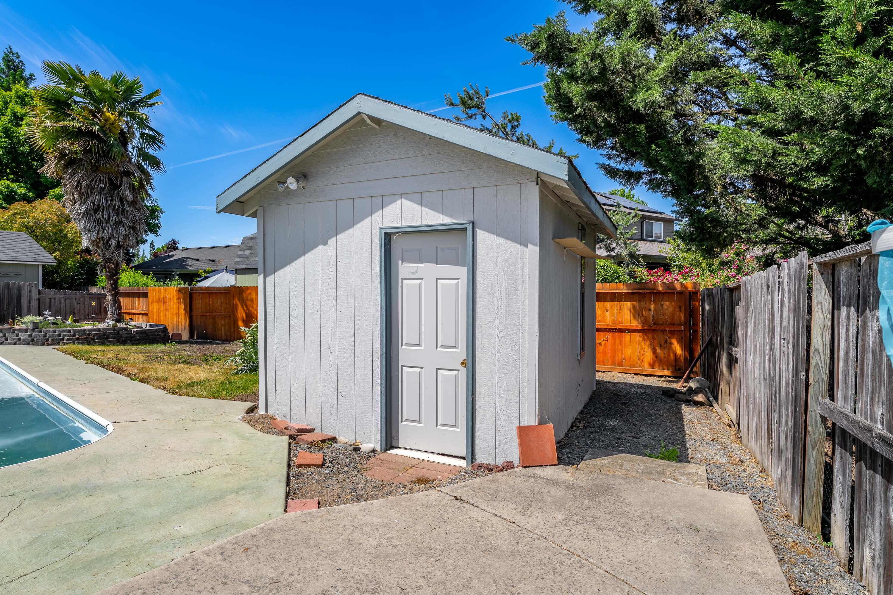 1219 Looking Glass Way