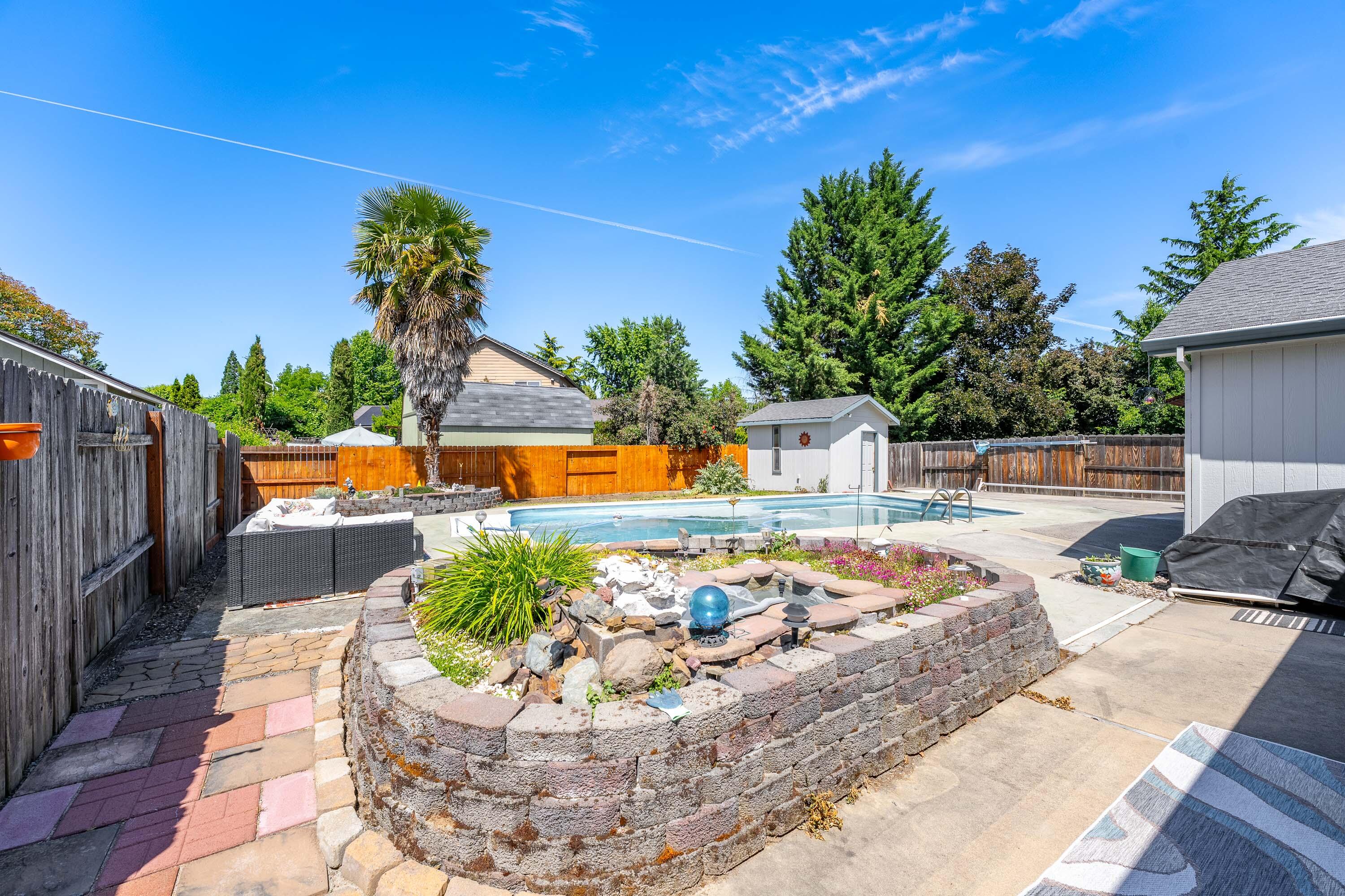 1219 Looking Glass Way