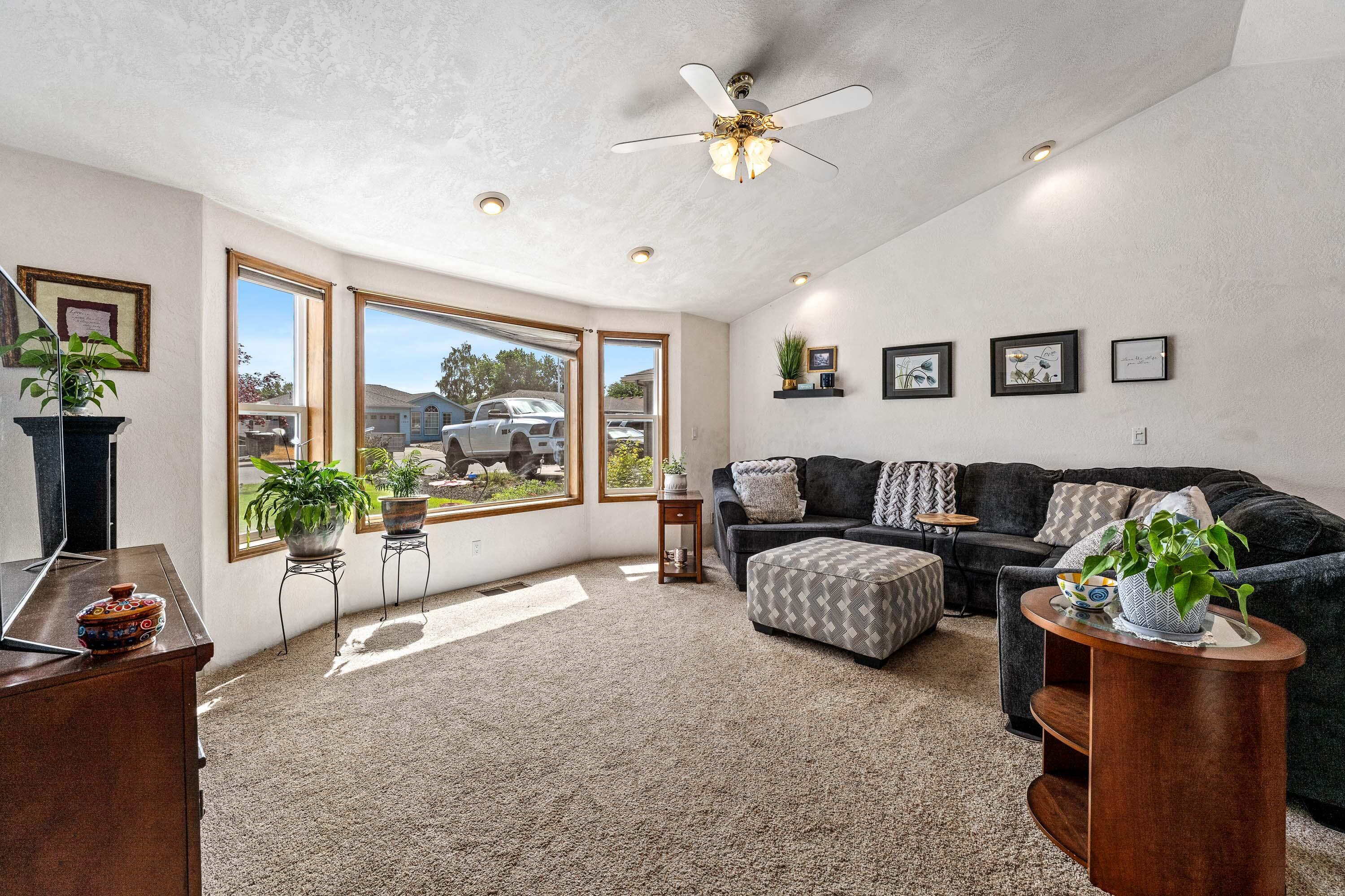 1219 Looking Glass Way