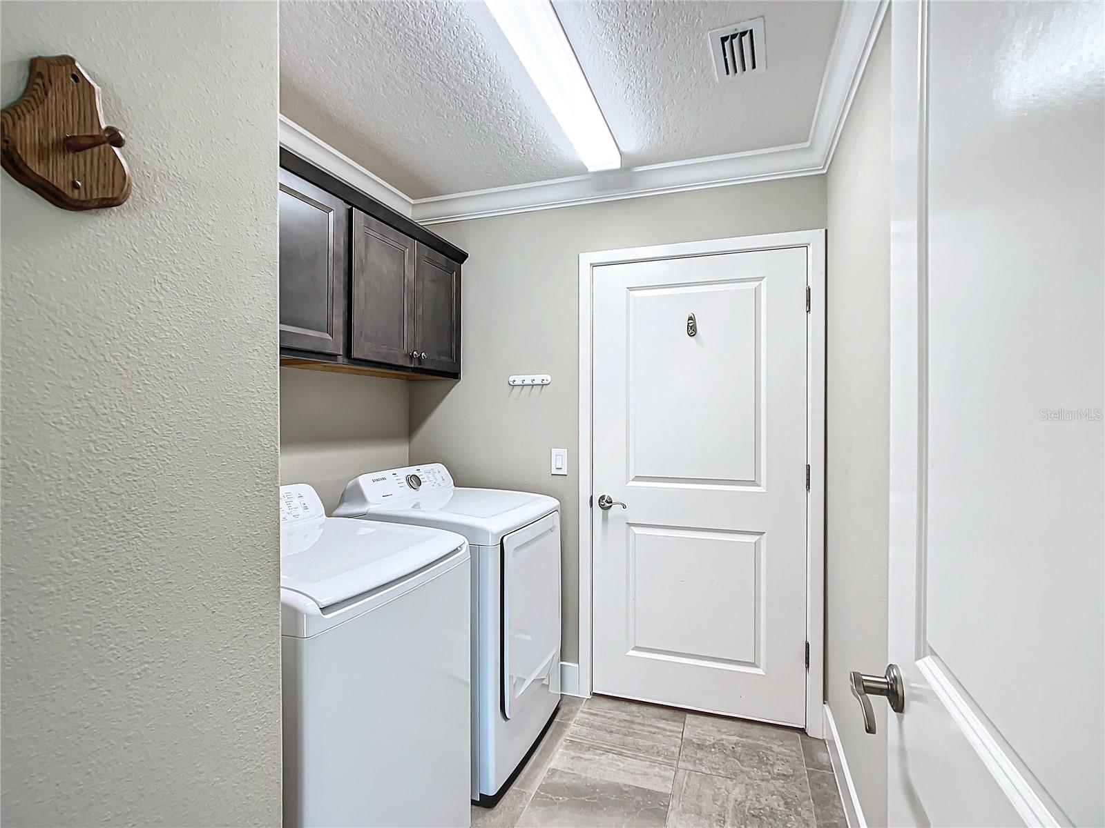 2760 VICTOR CT
