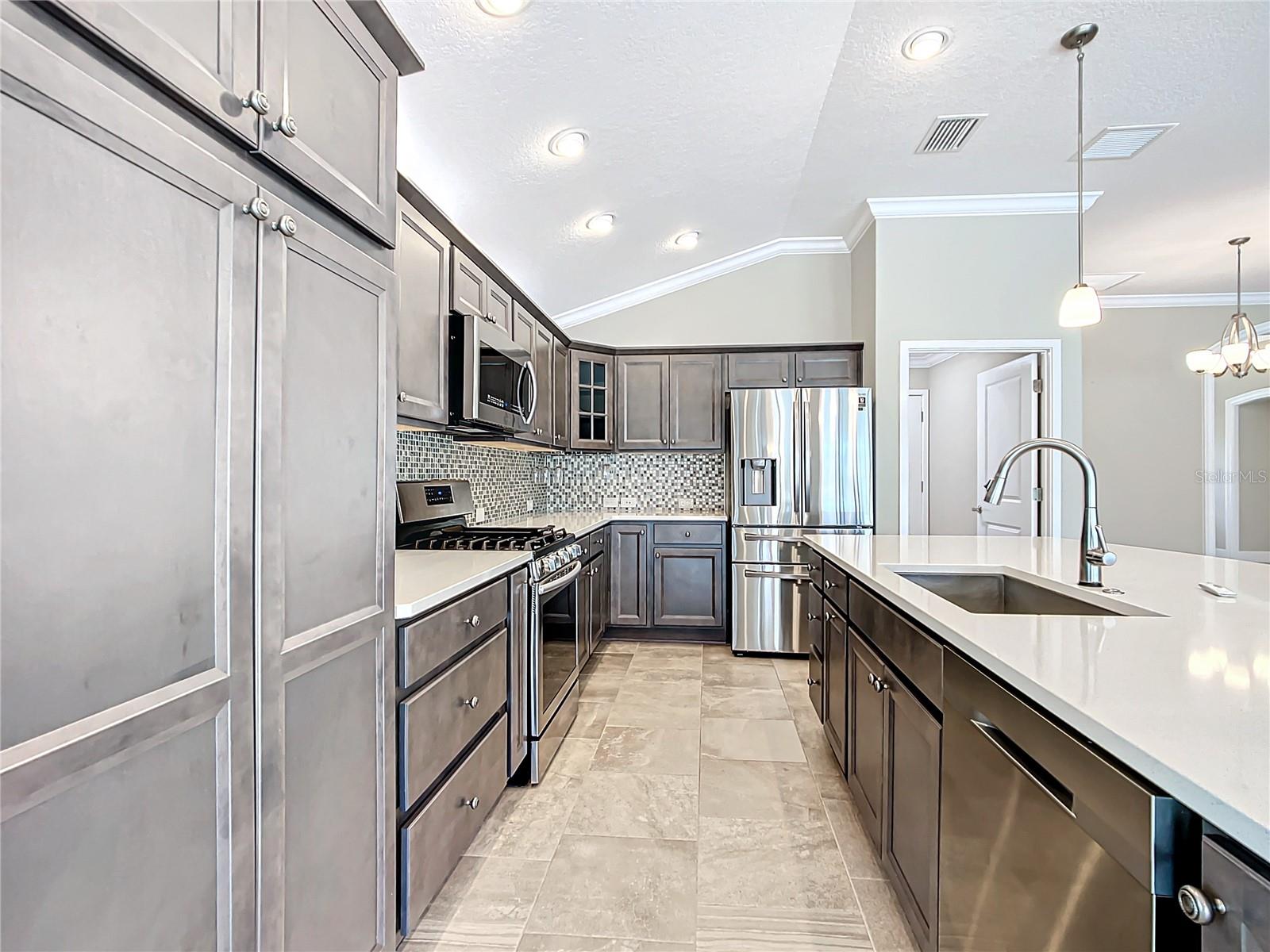 2760 VICTOR CT