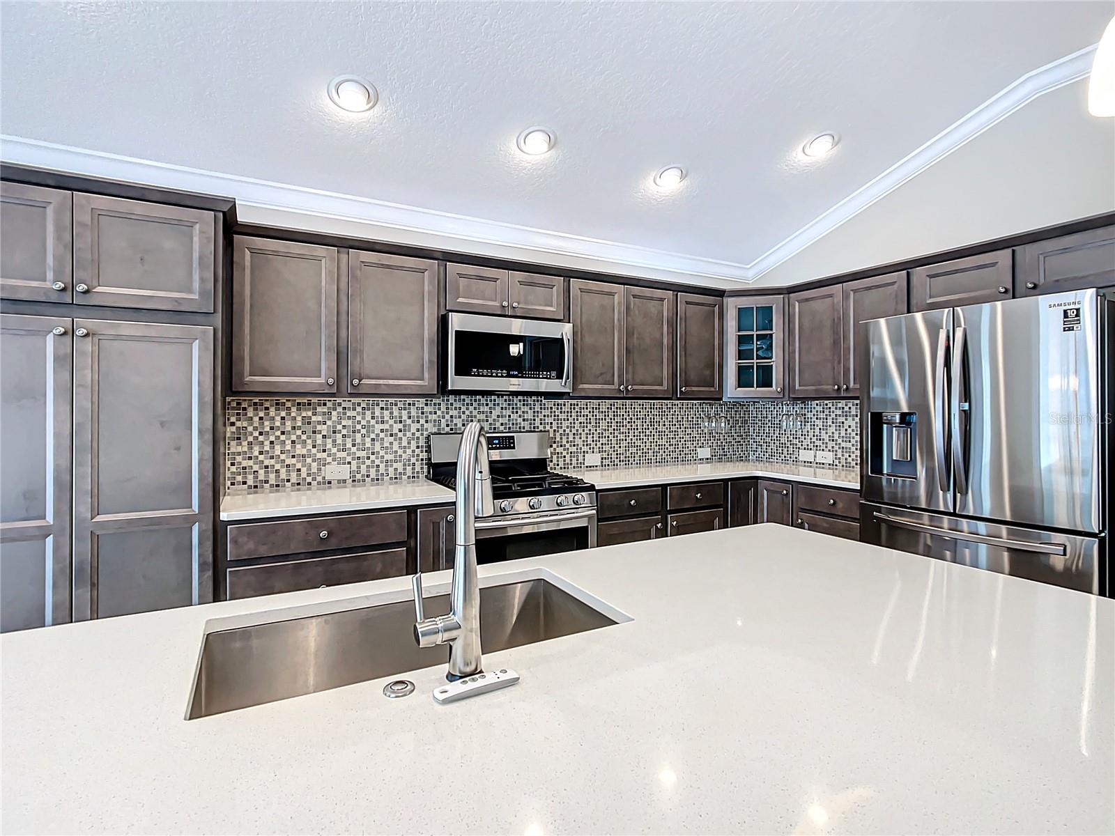 2760 VICTOR CT