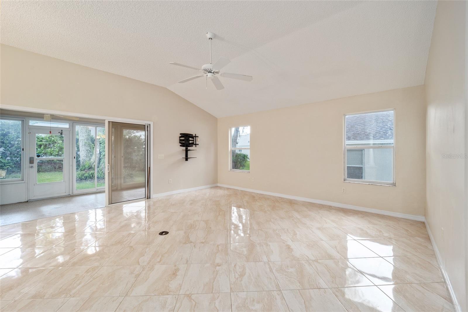 118 COSTA MESA DR
