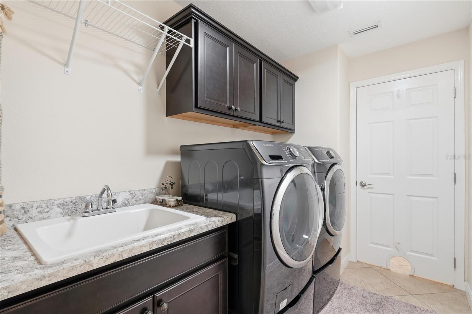1424 WALNUT WAY