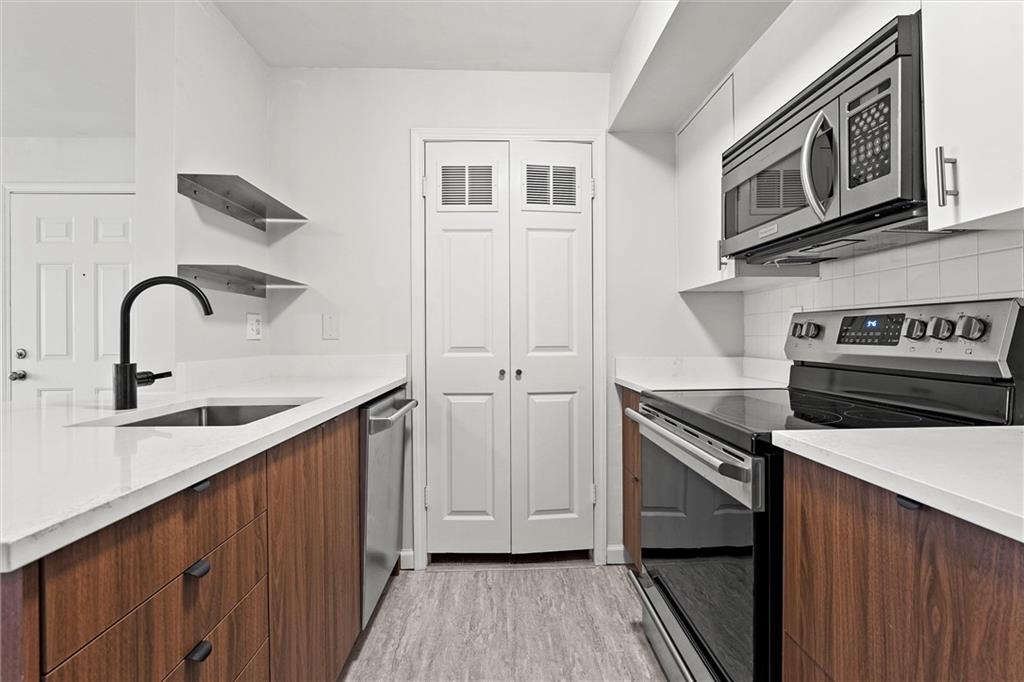 445 W 9th Street Unit: 202