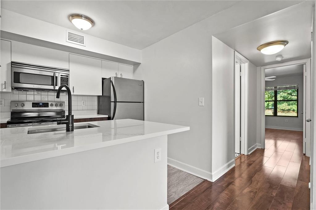 445 W 9th Street Unit: 202
