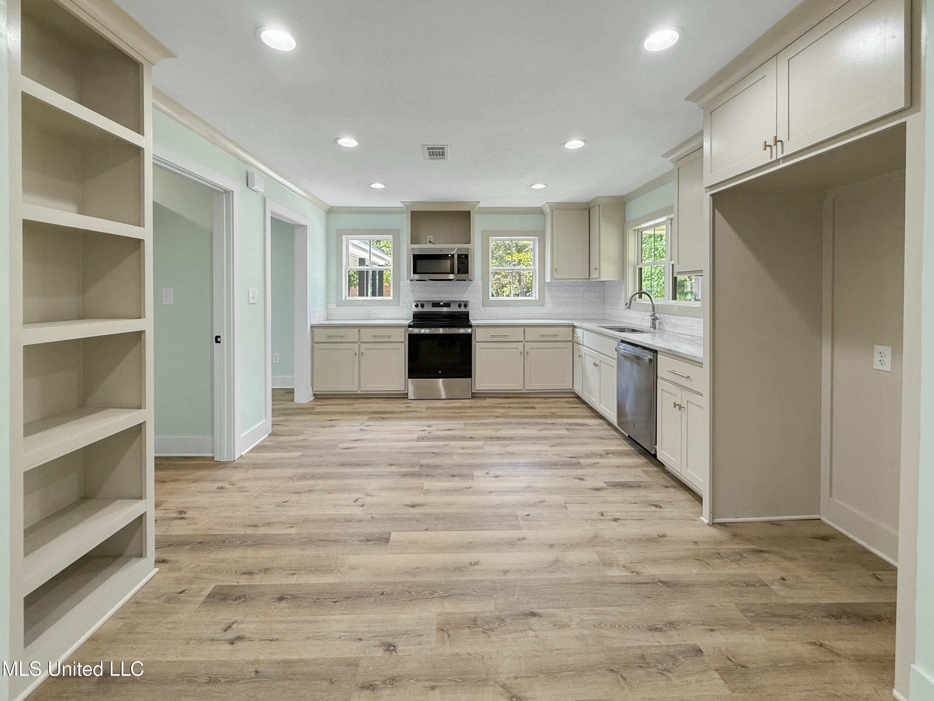 130 Lakeshore Drive