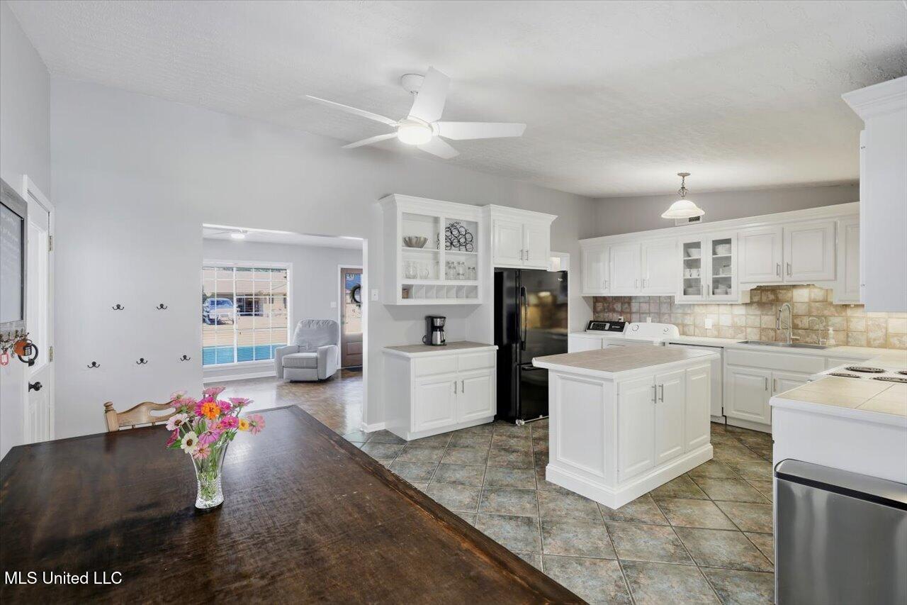 718 Tanglewood Drive