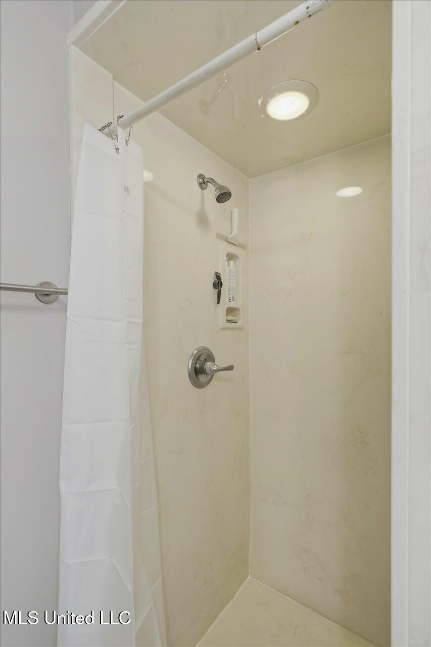 718 Tanglewood Drive